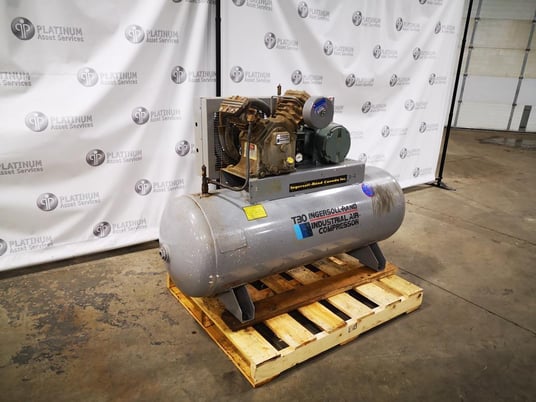 5 HP Ingersoll-Rand #T30, tank mounted, piston type air compressor, 125 psi, 135 gallon tank - Image 4