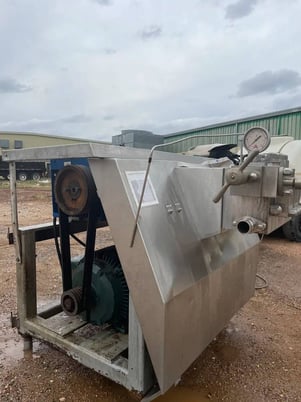 APV #G-55-3P, Homogenizer, 2-Stage, 10500 GPH, 2539 psig, 75 HP - 230/460 V motor, 2001 - Image 6