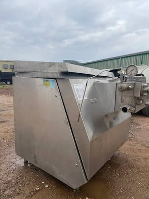 APV #G-55-3P, Homogenizer, 2-Stage, 10500 GPH, 2539 psig, 75 HP - 230/460 V motor, 2001 - Image 9