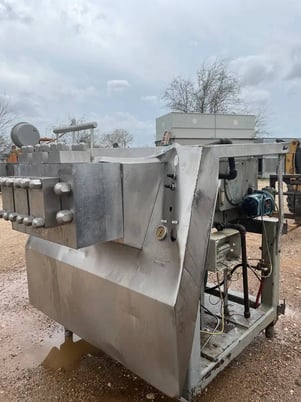 APV #G-55-3P, Homogenizer, 2-Stage, 10500 GPH, 2539 psig, 75 HP - 230/460 V motor, 2001 - Image 10