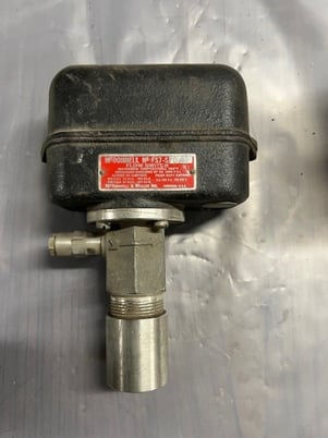 McDonnell & Miller #FS7-SD, Flow Switch, 1000 psi, 300 F, 115-230 V - Image 1