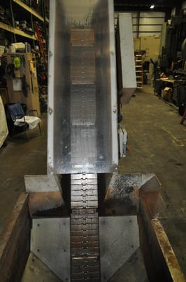 Skip Loader, 8" width x 78" length, 76" discharge, 28" x 26.5" hopper, 2008 - Image 7