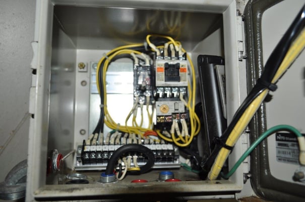 Skip Loader, 8" width x 78" length, 76" discharge, 28" x 26.5" hopper, 2008 - Image 8