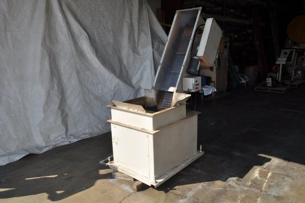 Skip Loader, 8" width x 78" length, 76" discharge, 28" x 26.5" hopper, 2008 - Image 9