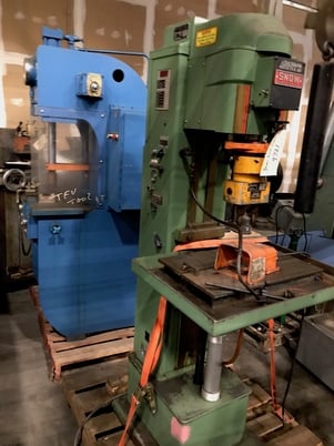 Snow #DR-3-R, single spindle vertical nut tapper w/Grotz 2 spindle tapping head, 1985 - Image 3