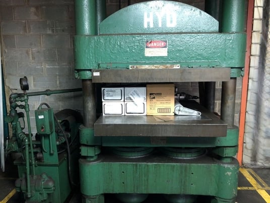 330 Ton, Komatsu #E2M-300, straight side double crank press, 7.9" stroke, 21.7" Shut Height, 30-80 SPM, air - Image 4