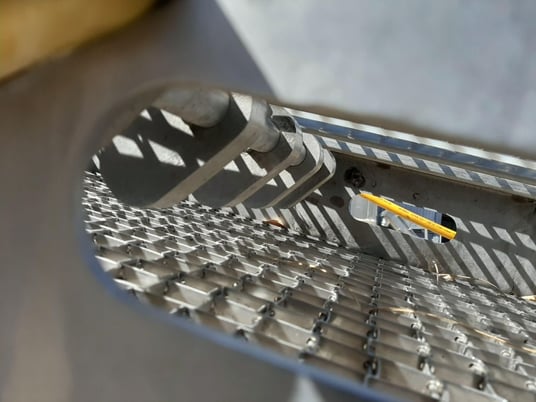 20" wide x 5.5' long, Stainless Steel Dewatering Belt Conveyor, 44" infeed, 50" discharge, 16" x 20" x 20" - Image 7