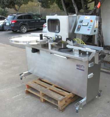 Altman Browning #URS 5000S, Bottle Decapitator, 36" rotary turntable, 8" x 21" vibratory outfeed conveyor - Image 2