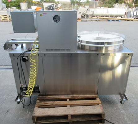 Altman Browning #URS 5000S, Bottle Decapitator, 36" rotary turntable, 8" x 21" vibratory outfeed conveyor - Image 4