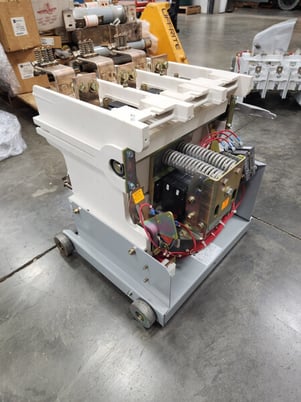 720 Amp. Cutler-Hammer, SJ50V830, vacuum, roll out - Image 2