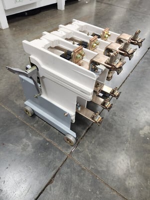 720 Amp. Cutler-Hammer, SJ50V830, vacuum, roll out - Image 3