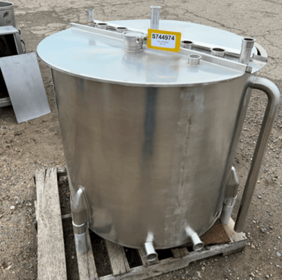 175 gallon Stainless Steel Dual Compartment Tank, 38" diameter x 36" deep Vessel w/35" H divider, (4) 2" & - Image 1