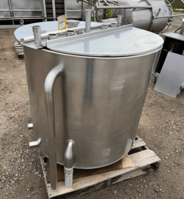 175 gallon Stainless Steel Dual Compartment Tank, 38" diameter x 36" deep Vessel w/35" H divider, (4) 2" & - Image 3