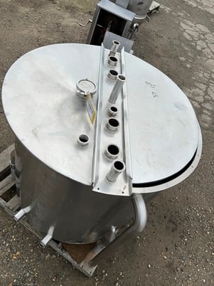 175 gallon Stainless Steel Dual Compartment Tank, 38" diameter x 36" deep Vessel w/35" H divider, (4) 2" & - Image 4