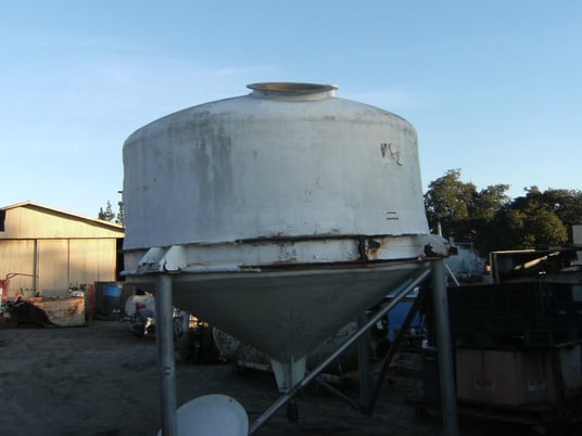 1750 gallon Fiberglass Tank, 8' diameter x 52" straight side, 18" diameter Manway, 2" side top inlet, 2" - Image 2