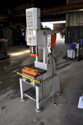 10 Ton, Hydraulic C-Frame Press, 6" stroke, 4" adj., 17.5" x17" bed, 1994 - Image 10