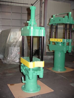 70 Ton, 23" x17", 26" DL, 12" str--main clamp, 8" str--trnsfr, 36.5" work height, 98" tall, #325 - Image 2