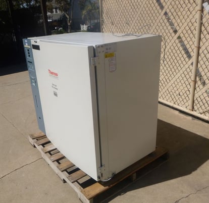 Thermo Scientific #3310, CO2 Incubator, 11.4 cu.ft. capacity, 20.6" x 28.8" x 32.8" interior, 5-50 deg. C - Image 3