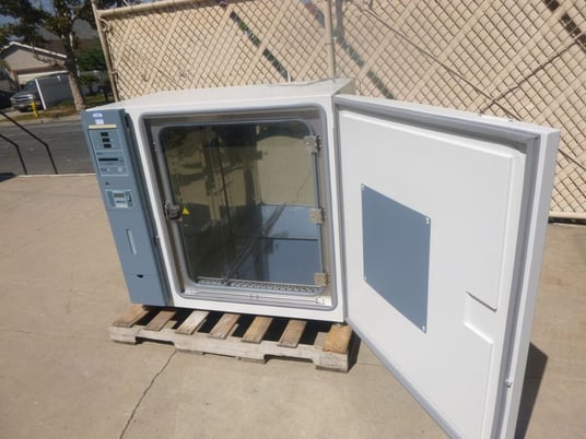Thermo Scientific #3310, CO2 Incubator, 11.4 cu.ft. capacity, 20.6" x 28.8" x 32.8" interior, 5-50 deg. C - Image 5