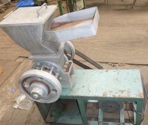 Granulator, Carbon Steel, 15" L x 12" width x 3" deep feed pan, 8" diameter chamber, 6" x 4" inlet, 2 HP - Image 2