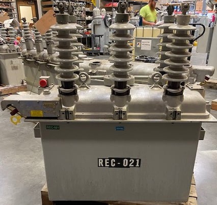 38 KV Mcgraw Edison Edison, 3 phase, 400 amp continuous, 6000 amp interrupt, hydraulic, automatic (3 - Image 3