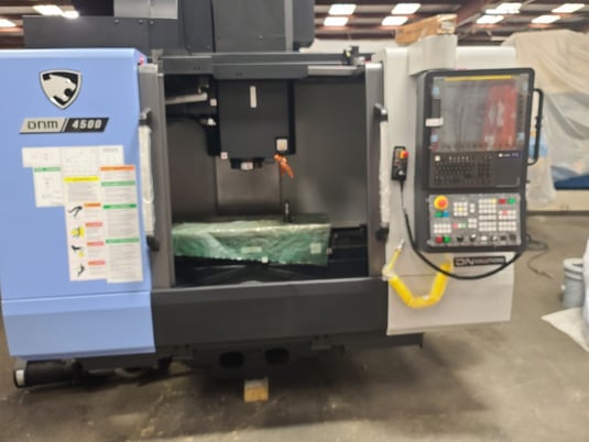 DN Solutions(Doosan) #4500, 40" x18"table, 8000 RPM, #40 taper, 30 automatic tool changer, Fanuc Oi, thru - Image 1