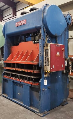 150 Ton, Niagara #PN-150, 6" stroke, 27" Shut Height, 84" x48" bed, 33 SPM, 5" adj, air clutch & brake, 1965 - Image 1