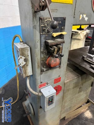 20" x 13" DoAll #2013-V, vertical band saw, 24" x24" table, 154" x1" blade, 3 HP, work light, 1985 - Image 5