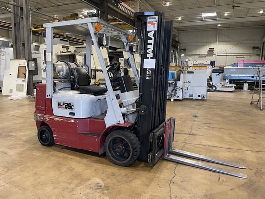 4500 lb. Halla #HLF25C, forklift truck, side shift, solid tires, 3 stage mast, liquid propane gas - Image 1