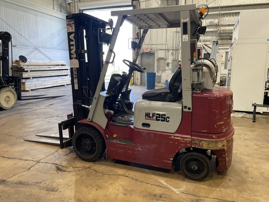 4500 lb. Halla #HLF25C, forklift truck, side shift, solid tires, 3 stage mast, liquid propane gas - Image 2