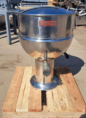 30 gallon Groen #PT-30, kettle, direct steam, 304 Stainless Steel, pedestal base, hinged cover, 25 psi - Image 1