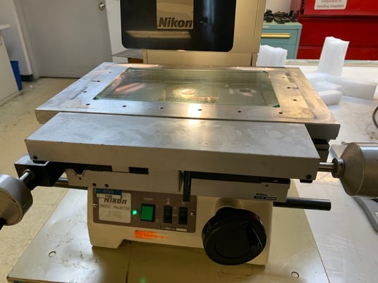 12" Nikon #V-12BDC, 11" x 17-3/4" stage, 10" x 6" tvls, surf. illum, built in digital read out, 5X, 10X, 20X - Image 2