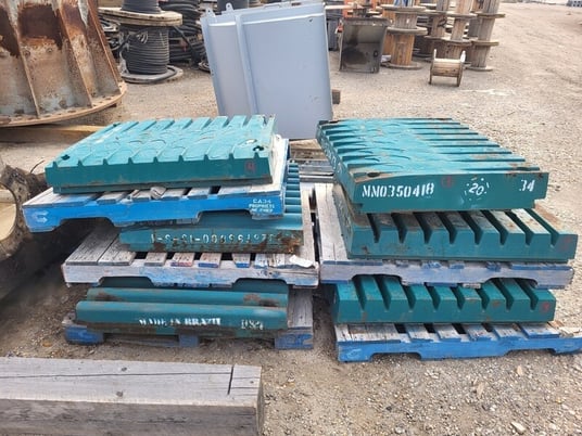 Metso #MM0350418, movable jaw plate for jaw crushers - Image 1