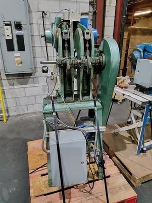 Model 722 Chicago, eyeletter, 9" throat, palm & pedal controls - Image 4