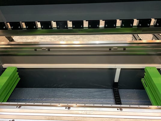 150 Ton, Ermak #Evo-3, hybrid CNC press brake, 10.1' overall, 102.36" between housing, 10.83" stroke, 16.14" - Image 4