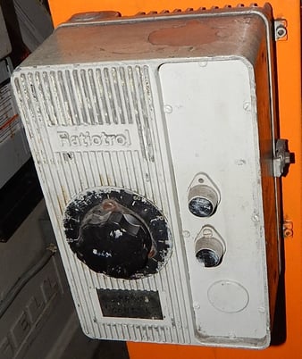 Clair, pass through polishing machine, 24" W belt, 15 HP, manual hand wheel for belt feed table gap adj. - Image 9