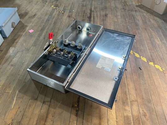 200 Amp. General Electric #TH4324SS, fusible safety disconnect switch, 240 Volts, 3-pole - Image 2