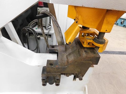 5.9" x 5.9" x .51" Ermaksan #EKM 110-180, hydraulic ironworker, 121 ton, 3.15" stroke, 24" throat, 2011 - Image 6