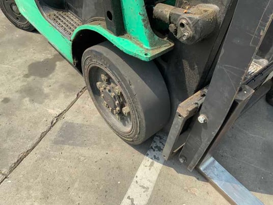 5000 lb. Mitsubishi #FGC25N, LP gas forklift, 187" raised mast, side shift, automatic transmission, 2005 - Image 3