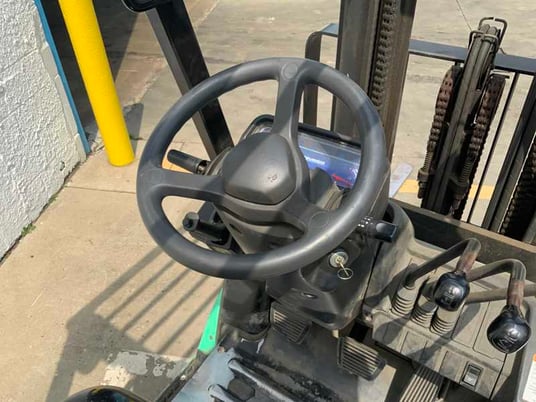 5000 lb. Mitsubishi #FGC25N, LP gas forklift, 187" raised mast, side shift, automatic transmission, 2005 - Image 4