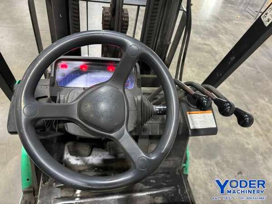 5000 lb. Mitsubishi #FGC25N, LP gas forklift, 187" raised mast, side shift, automatic transmission, 2005 - Image 5