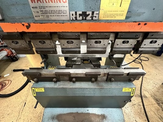 25 Ton, Amada #RG25, Hydrualic Press Brake, 40" between Housings, 8" Throat, 3.94" Stroke, 3 HP, 1983 - Image 2