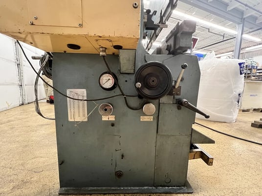 25 Ton, Amada #RG25, Hydrualic Press Brake, 40" between Housings, 8" Throat, 3.94" Stroke, 3 HP, 1983 - Image 4