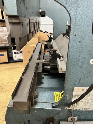 25 Ton, Amada #RG25, Hydrualic Press Brake, 40" between Housings, 8" Throat, 3.94" Stroke, 3 HP, 1983 - Image 5