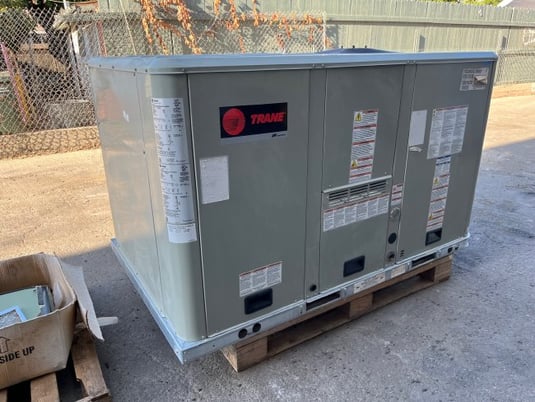 3 Ton, Trane #YSC036G4, gas / electric rooftop air conditioner, 64800 BTU output, 80000 BTU input, 460 V. - Image 1