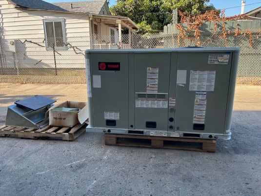 3 Ton, Trane #YSC036G4, gas / electric rooftop air conditioner, 64800 BTU output, 80000 BTU input, 460 V. - Image 8