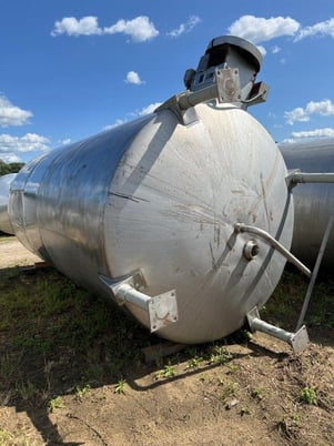 4000 gallon Stainless Steel mix tank, side bottom entering agitator, dish top & bottom, mounted on legs - Image 5