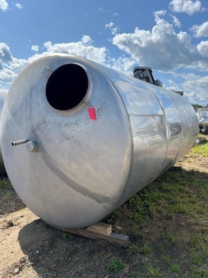 4000 gallon Stainless Steel mix tank, side bottom entering agitator, dish top & bottom, mounted on legs - Image 7
