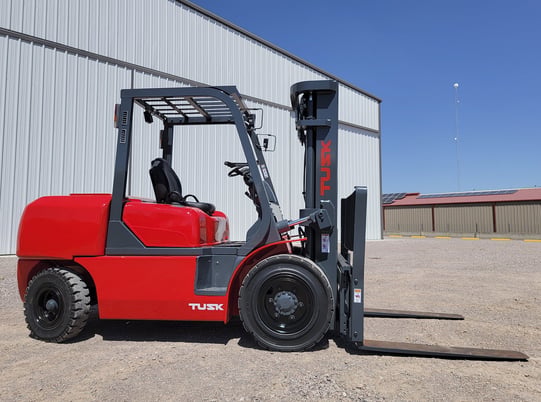 8500 lb. Tusk #1000PD-8, forklift, 120" lift height, Komatsu diesel engine, solid tires, 3 mast stages, 2004 - Image 2