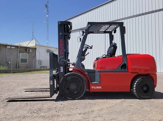 8500 lb. Tusk #1000PD-8, forklift, 120" lift height, Komatsu diesel engine, solid tires, 3 mast stages, 2004 - Image 3